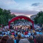 Выступление артистов в рамках фестиваля Театральный бульвар