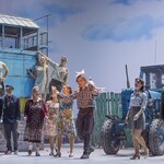 Сцена из спектакля  "Любовь и голуби"