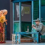 Сцена из спектакля "Любовь и голуби"